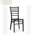 Amostra grátis preço de fábrica de plástico empilhamento Tiffany Wedding Party Chair